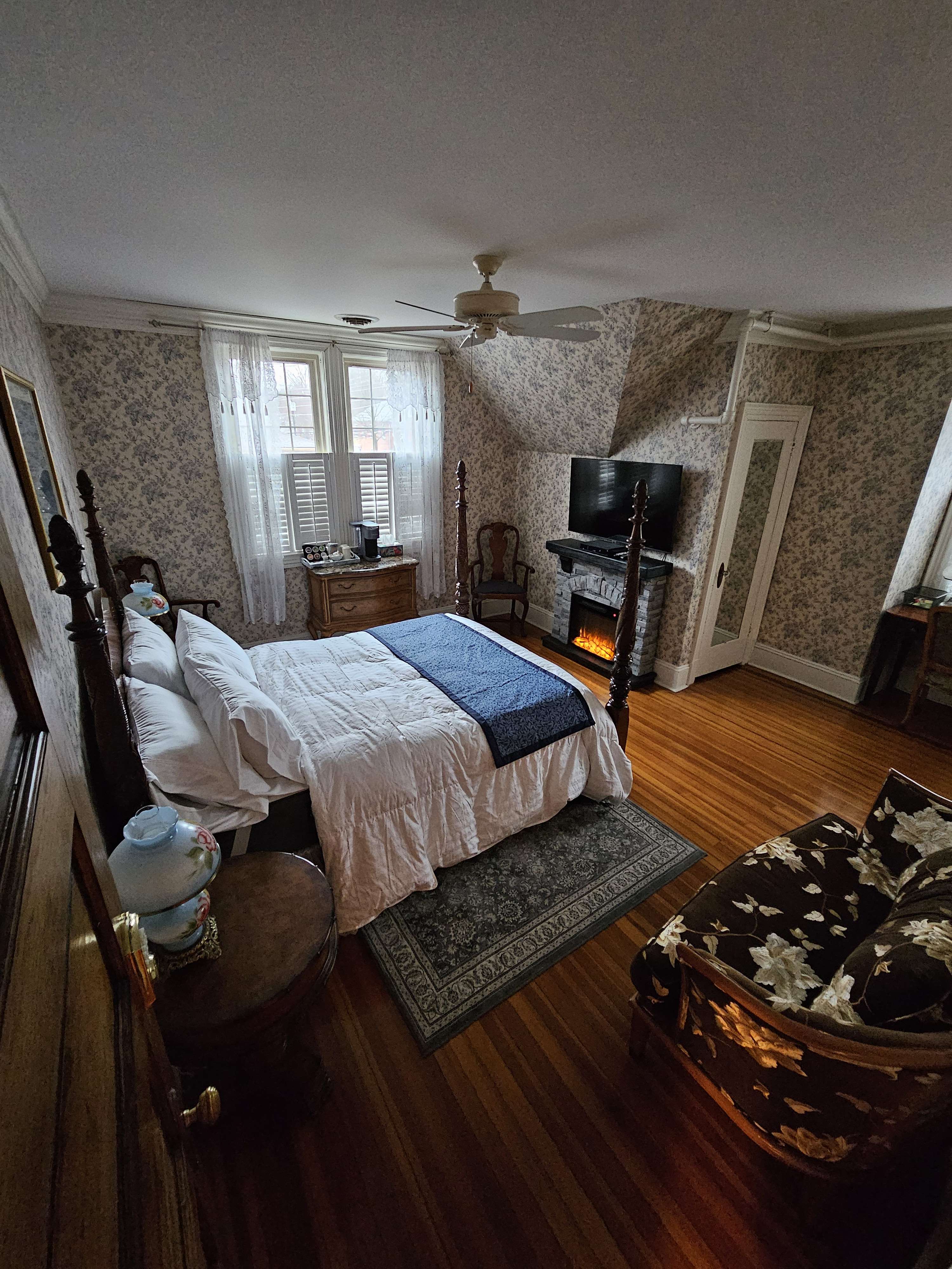 4-poster queen bed, fireplace and TV